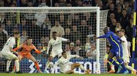 Pemain Chelsea Romelu Lukaku, kedua kanan, mencetak gol ketiga timnya selama pertandingan sepak bola Liga Inggris antara Leeds United dan Chelsea di Elland Road di Leeds, Inggris, Rabu 11 Mei 2022. (AP Photo/Jon Super)