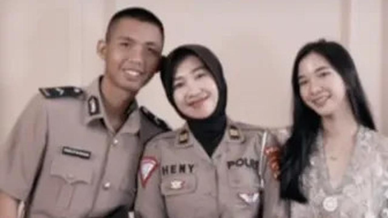 Jika menilik pada unggahan lainnya, polwan Heny merupakan anggota Polri yang menyandang pangkat Inspektur Polisi Satu (Iptu).