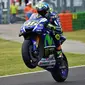 Walau hanya finis kelima, Valentino Rossi berhasil memperlebar selisih poin dengan Jorge Lorenzo yang gagal finis di Sirkuit Misano, Minggu (13/9/2015). (AFP Photo/Vincenzo Pinto)