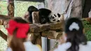 Sejumlah pengunjung mengamati Jiajiazai, bayi dari panda raksasa Jiajia, di aula panda raksasa Taman Margasatwa Shanghai di Shanghai, China timur (7/8/2020). Taman Margasatwa Shanghai memulai sebuah kampanye pengumpulan nama untuk bayi panda raksasa itu. (Xinhua/Wang Xiang)
