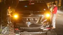 Petugas kepolisian mendata kendaraan yang terlibat kecelakaan beruntun di Jalan Jenderal Ahmad Yani, Tasikmalaya, Jawa Barat, Minggu (3/7) dini hari. Tidak ada korban dalam kecelakaan tersebut. (Liputan6.com/Immanuel Antonius)