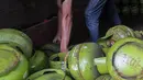 Pekerja memindahkan tabung gas elpiji 3 kilogram di Jakarta, Senin (8/3/2020). PT Pertamina (Persero) meneken sales confirmation agreement untuk liquefied petroleum gas dan sulfur dari Abu Dhabi guna menambah pasokan kebutuhan dalam negeri sebesar 6 juta ton per tahun. (Liputan6.com/Johan Tallo)