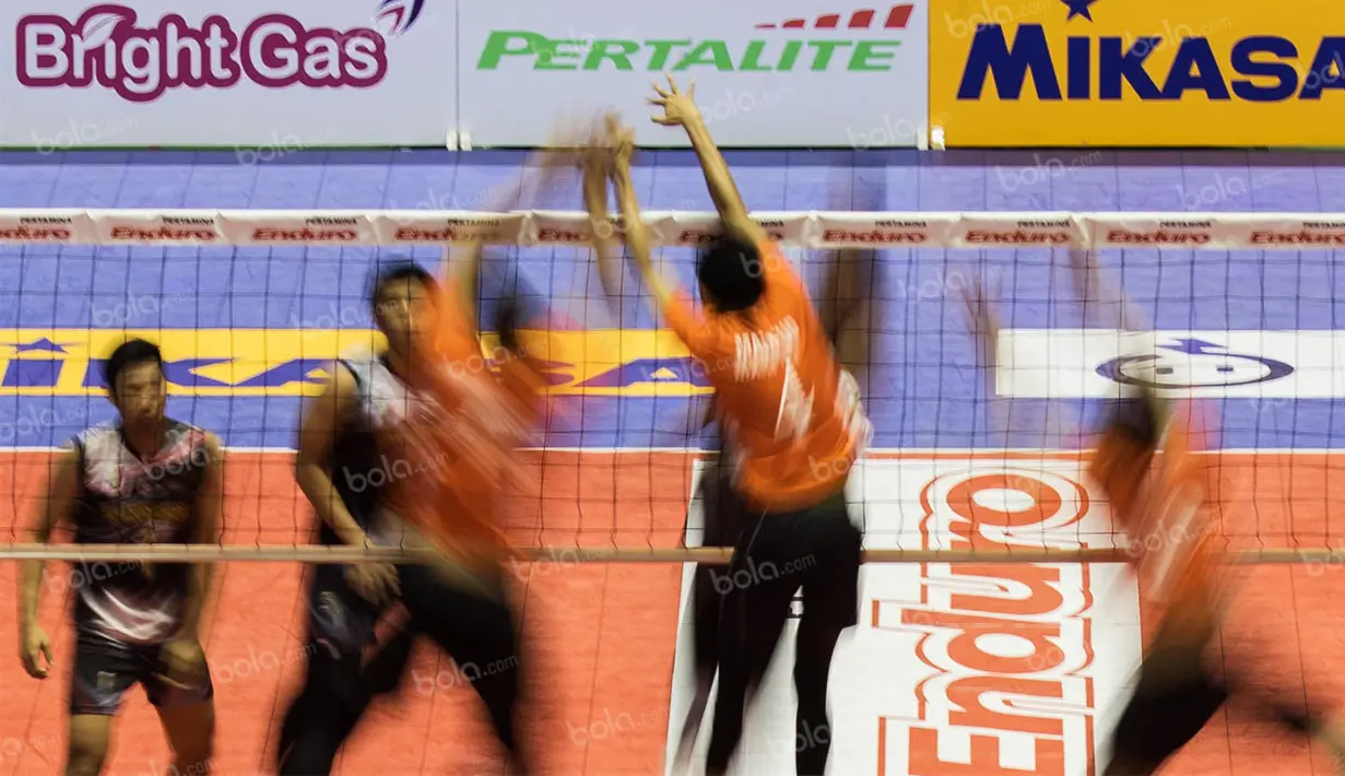 6. Pevoli Samator Surabaya, Mahfud Nurcahyadi, melakukan smash ke arah area Palembang Bank Sumsel Babel pada babak final four seri kedua Proliga 2016 di GOR Amongrogo, Yogyakarta, Minggu (8/5/2016). (Bola.com/Vitalis Yogi Trisna)