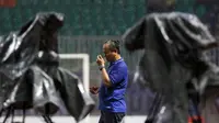 Pelatih Persib Bandung U-21 saat memimpim timnya melawan PS TNI U-21 di Stadion Pakansari, Bogor, Minggu (21/8/2016). PS TNI U-21 menang 2-1. (Bola.com/Nicklas Hanoatubun)