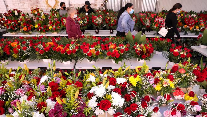 Orang-orang melihat-lihat bunga di distrik bunga dua hari sebelum Hari Valentine di tengah pandemi COVID-19 di Los Angeles, California (12/2/2021).  Jumlah kematian akibat virus corona di AS lebih dari 450.000.  (Mario Tama/Getty Images/AFP)