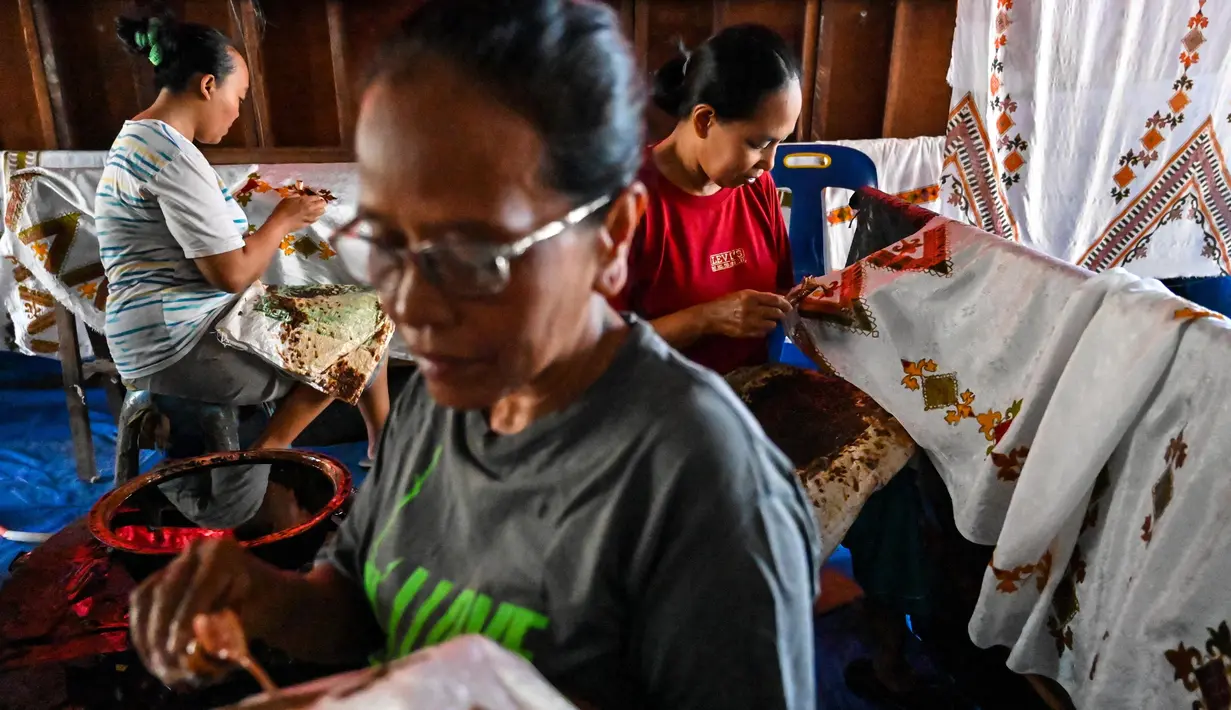 Hari Batik Nasional menjadi momen merayakan keindahan dan keanekaragaman batik di Indonesia. (CHAIDEER MAHYUDDIN/AFP)