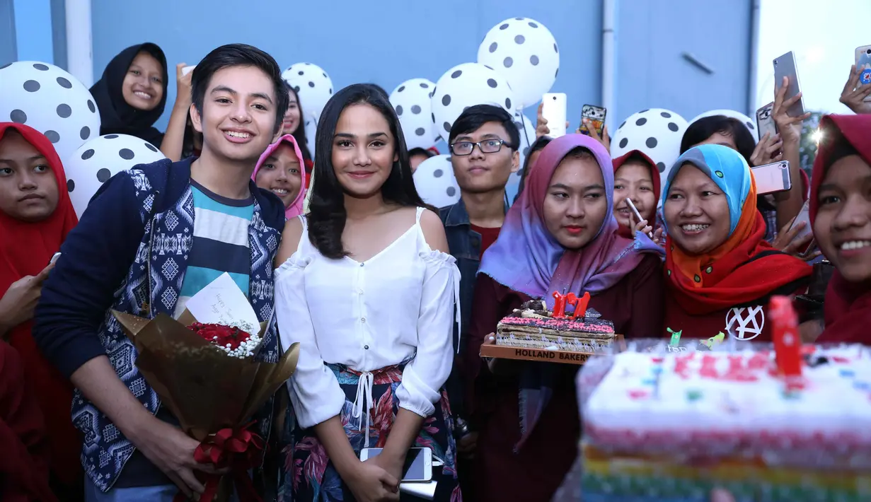 Perayaan ulang tahun yang ke-17 itu sangat spesial bagi Angga. Pemeran Erik dalam Mermaid In Love itu tak kuasa menahan air mata ketika melihat ibunya tiba-tiba ada di depannya. Begitu juga teman main sinetron Mermaid In Love. (Nurwahyunan/Bintang.com)