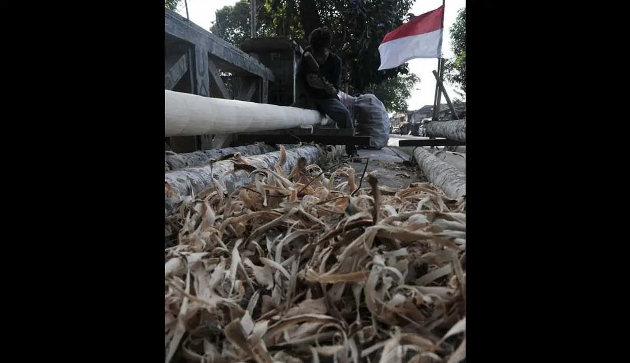 Seorang pekerja tampak sedang menyelesaikan pembuatan pohon pinang di kawasan Manggarai, Jakarta, Kamis (7/8/14). (Liputan6.com/Johan Tallo)