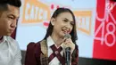 Member JKT48  Stefi (Stephanie Pricilla Indarto Putri) memberikan keterangan dalam konferensi pers mengenai pertukaran pelajar singkat JKT48 ke Jepang di Theater JKT48, Jakarta, Kamis (13/9). (Liputan6.com/Faizal Fanani)