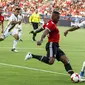 Pemain Manchester United, Antonio Valencia (kiri) mencoba melewati adanngan pemain LA Galaxy pada laga persahabatan di StubHub Center, California, Sabtu (15/7/2017). MU menang 5-2. (AFP/Ringo Chiu)