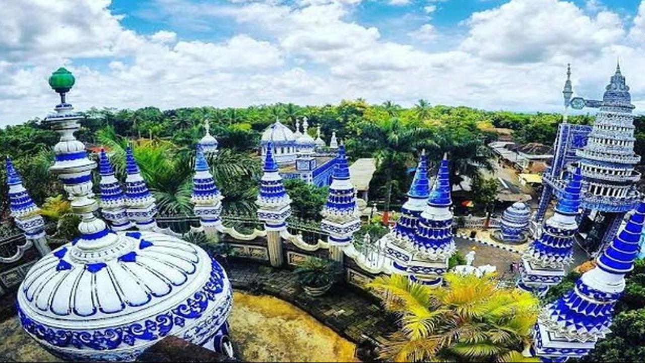 Dengan sepuluh lantai yang unik, setiap lantai memiliki desain dan cerita berbeda yang memikat.