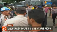 Para mahasiswa ini tetap memaksa menerobos barikade polisi.