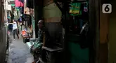 Warga saat berada di sekitar kediamannya, kawasan permukiman padat penduduk, Tambora, Jakarta, Kamis (22/5/2025). (Liputan6.com/Herman Zakharia)