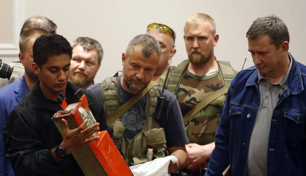 Salah satu tim investigator Malaysia menerima kotak hitam pesawat MH-17 dari kelompok separatis pro-Rusia di Donetsk, (22/7/2014). (REUTERS/Maxim Zmeyev)
