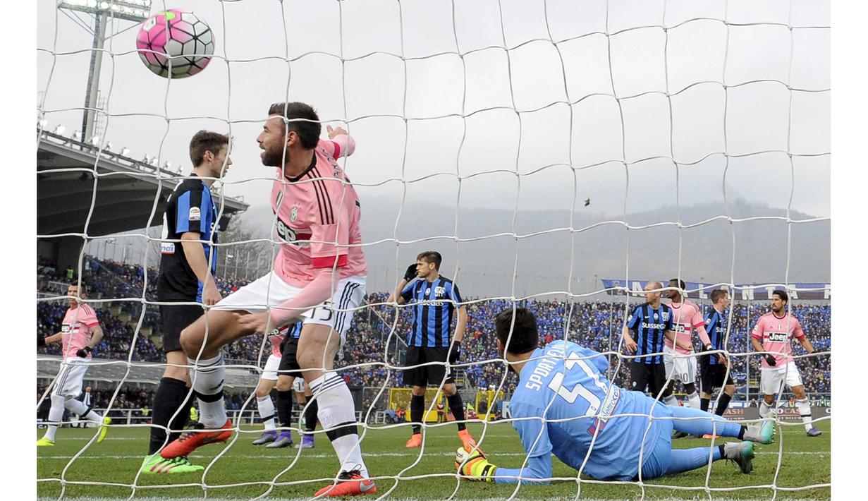 Pemain Juventus, Andrea Barzagli saat mencetak gol ke gawang Atalanta  pada lanjutan Serie A 2015-2016; di Stadion Atleti Azzurri d'Italia; Minggu (6/3/2016) malam WIB. (REUTERS/Giorgio Perottino)