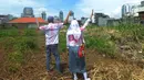 Dua pelajar Sekolah Menengah Atas (SMA) berpose dengan seragam mereka yang telah dicorat-coret di kawasan Cideng, Jakarta, Kamis (12/4). Aksi coret mencoret seragam tersebut dilakukan setelah selesai menempuh Ujian Nasional (UN). (Merdeka.com/Imam Buhori)