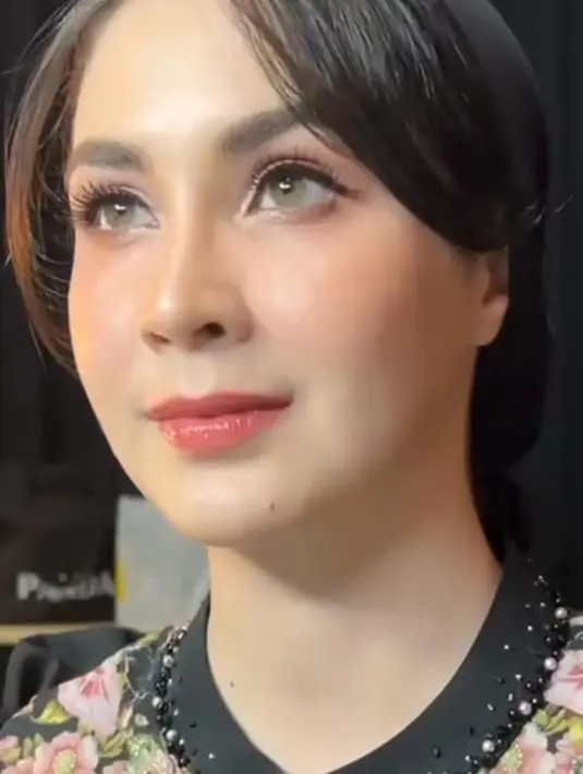 Ia kemudian melengkapi penampilannya dengan riasan flawless. Riasan yang begitu sempurna, membuat paras cantik Arumi Bachsin semakin memancarkan pesonanya.