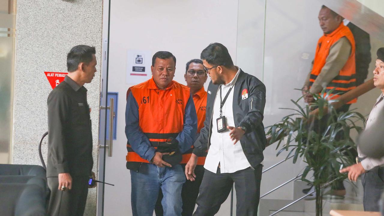 FOTO: KPK Tahan Bupati Kuansing Terkait Dugaan Suap Sekda