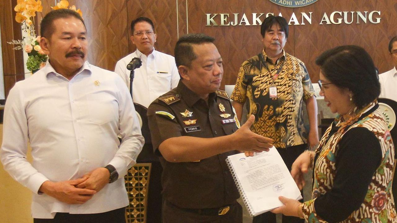 Jaksa Agung Sanitiar Burhanuddin (kiri) menyaksikan penyerahan laporan hasil penghitungan kerugian negara dalam kasus korupsi timah oleh Deputi Bidang Investigasi Badan Pengawasan Keuangan dan Pembangunan (BPKP) Agustina Arumsari (kanan) kepada&nbsp;Jaksa