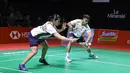 Pasangan ganda campuran Indonesia, Jafar Hidayatullah/Felisha Pasaribu mencoba menahan pukulan dari wakil Denmark saat bertanding pada babak 32 besar Indonesia Masters 2026 di Istora Senayan, Jakarta, Rabu (21/1/2026) siang. (Bola.com/Abdul Aziz)