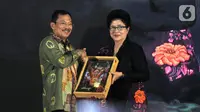 Mantan Menkes Nila F. Moeloek secara simbolis memberikan memori jabatan kepada Menkes Terawan Agus Putranto saat acara pisah sambut di Kemenkes , Jakarta, Kamis (24/10/2019). Terawan  resmi menjadi Menteri Kesehatan dalam Kabinet Indonesia Maju periode 2019-2024. (merdeka.com/Iqbal S. Nugroho)