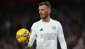 Pemain Arsenal, Ben White memegang bola saat laga putaran ketiga Piala FA 2023/2024 melawan Liverpool di Emirates Stadium, London, Inggris, Minggu (07/01/2024) WIB. Penggunaan jersey serba putih ini merupakan kampanye Arsenal untuk melawan kekerasan dan kejahatan di kalangan remaja. (AP Photo/Kirsty Wigglesworth)