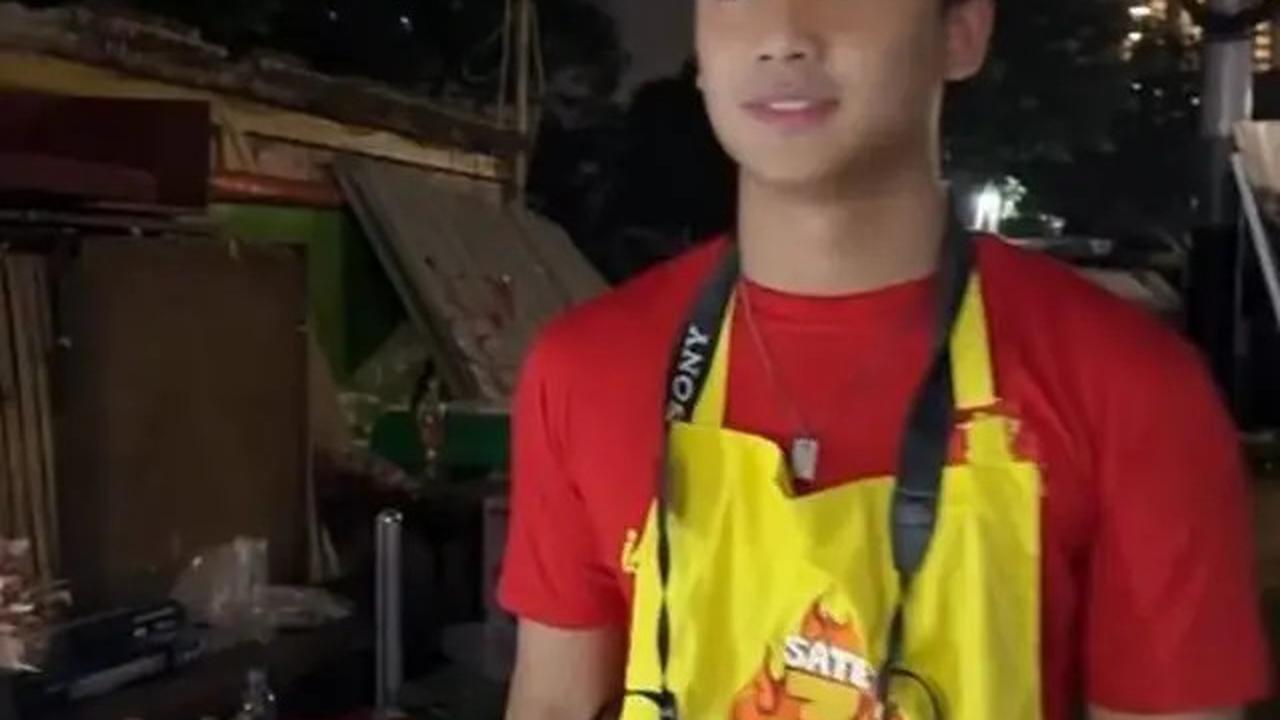 Momen Bevan Anak Nola B3 Jualan Sate di Pinggir Jalan, Layani Pelanggan dan Tak Segan Cuci Piring