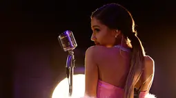 Ariana Grande membawakan lagu pada album terbaru "Dangerous Woman" pada MTV Movie Awards 2016 di Warner Bros Studios, California, USA (10/4). Dengan gaun merah muda dan bulu Ariana  ampil memukau di MTV Movie Awards 2016. (REUTERS/Kevork Djansezian)
