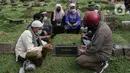 <p>Sejumlah warga berdoa saat ziarah kubur di Tempat Pemakaman Umum (TPU) Karet Bivak, Jakarta, Senin (2/5/2022). Menyambut Hari Raya Idul Fitri 1443 H, umat Islam melakukan ziarah kubur mendoakan sanak keluarga dan kerabat yang sudah wafat. (Liputan6.com/Johan Tallo)</p>