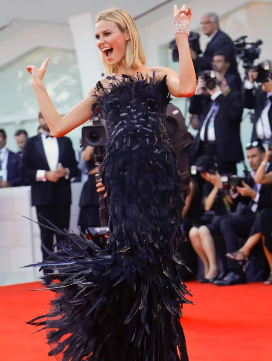 Model Brasil, Renata Kuerten berpose di karpet merah saat tiba menghadiri pemutaran film "Downsizing" selama festival Film Venice ke-74 di Venezia, Italia (30/8). Festival film Venice tersebut digelar hingga 9 September. (AP Photo / Domenico Stinellis)