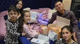 Salah satu momen yang menarik perhatian adalah kejutan ulang tahun yang diberikan kepada Sheva saat ia baru bangun tidur. Sheva yang masih mengenakan baju tidur tampak terkejut dan bahagia menerima kejutan dari orangtuanya. Momen ini menunjukkan betapa dekat dan hangat hubungan Sheva dengan keluarganya. Sikap manis Saka memeluk sang kakak juga curi perhatian sekaligus gemas. (Liputan6.com/IG/@ussypratama)