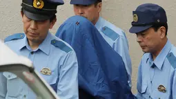 Satoshi Uematsu saat digelandang petegas di kantor polisi Tsukui, Sagamihara, Prefektur Kanagawa, Jepang, Rabu (27/7). Satoshi dengan menggunakan pisau membunuh setidaknya 19 orang dan melukai 26 lainnya. (AFP PHOTO/Jiji Press)