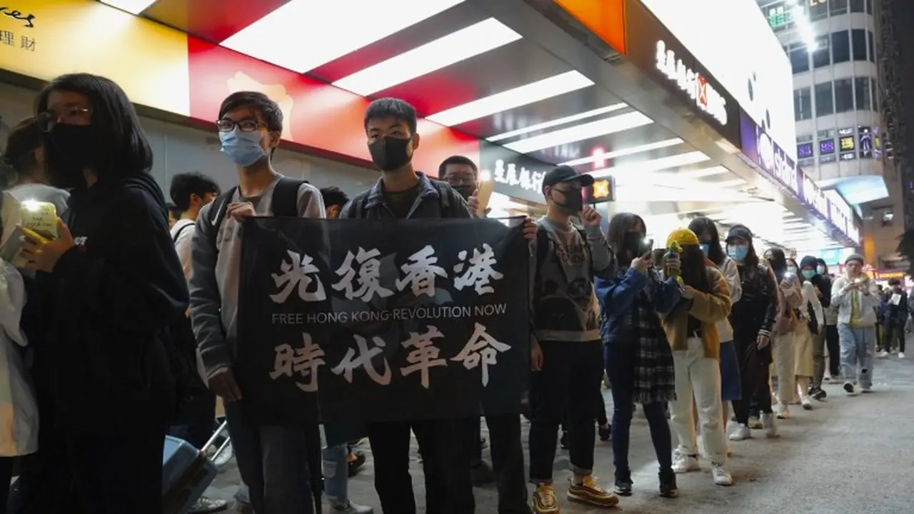 Demonstran Hong Kong melakukan aksi protes pada perayaan malam Tahun Baru.