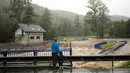 Wilayah Jesenicko di Olomouc dan Frydlantsko di Liberec termasuk yang paling terdampak. Di kedua wilayah tersebut, aliran air sungai meluap membanjiri rumah-rumah dan jalan. (AP Photo/Petr David Josek)