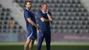 Pelatih Inggris,  Gareth Southgate (kiri) dan asisten Steve Holland menyaksikan pemainnya berlatih selama sesi latihan di Kompleks Olahraga Al Wakrah di Al Wakarah, Qatar, Senin, 28 November 2022.  Saat ini, Inggris memimpin di puncak klasemen dengan raihan 4 poin dari dua laga. Sementara Wales berada di posisi terakhir yang baru meraih satu poin. (AP Photo/Abbie Parr)