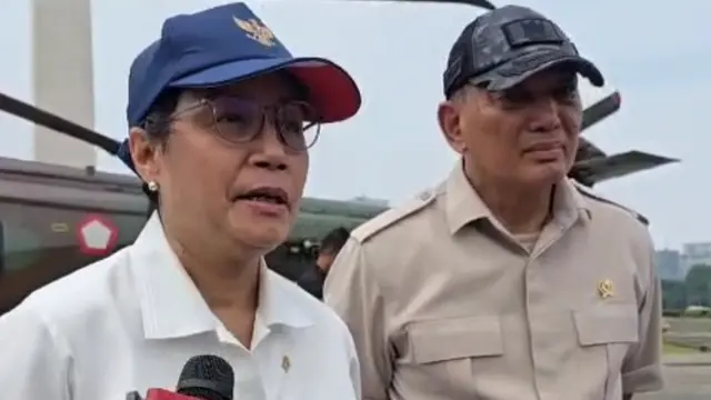 Menteri Keuangan (Menkeu) Sri Mulyani Indrawati meninjau kesiapan pembentukan batalyon baru milik TNI Angkatan Darat, di Kawasan Monas, Jakarta, Rabu (20/8/2025). (Liputan6.com/Arief)