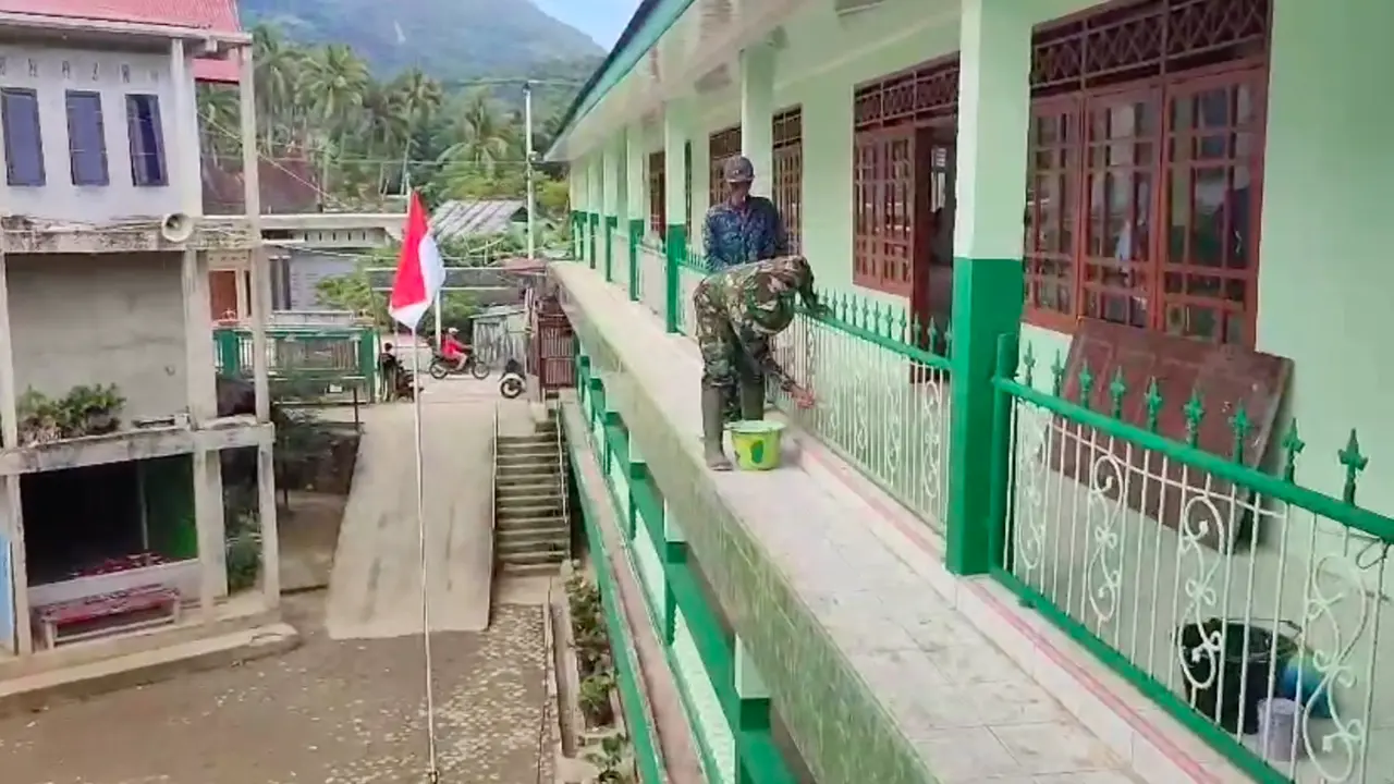TNI Bersihkan dan Rehabilitasi Sekolah Terdampak Bencana di Sumatra Barat