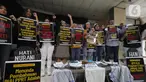 Aliansi Mogok Makan Untuk Undang Undang Perlindungan Pekerja Rumah Tangga (UU PPRT) menggelar aksi mogok makan bergilir atau berpuasa massal di Gedung YLBHI, Jakarta, Minggu (6/7/2023). (merdeka.com/Arie Basuki)