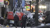 Petugas keamanan menyelidiki lokasi kejadian di Bourbon Street setelah sebuah kendaraan menabrak kerumunan di Canal dan Bourbon Street di New Orleans, Amerika Serikat, pada Rabu (1/1/2025). (Dok. AP/Gerald Herbert)&nbsp;&nbsp;&nbsp;&nbsp;&nbsp;