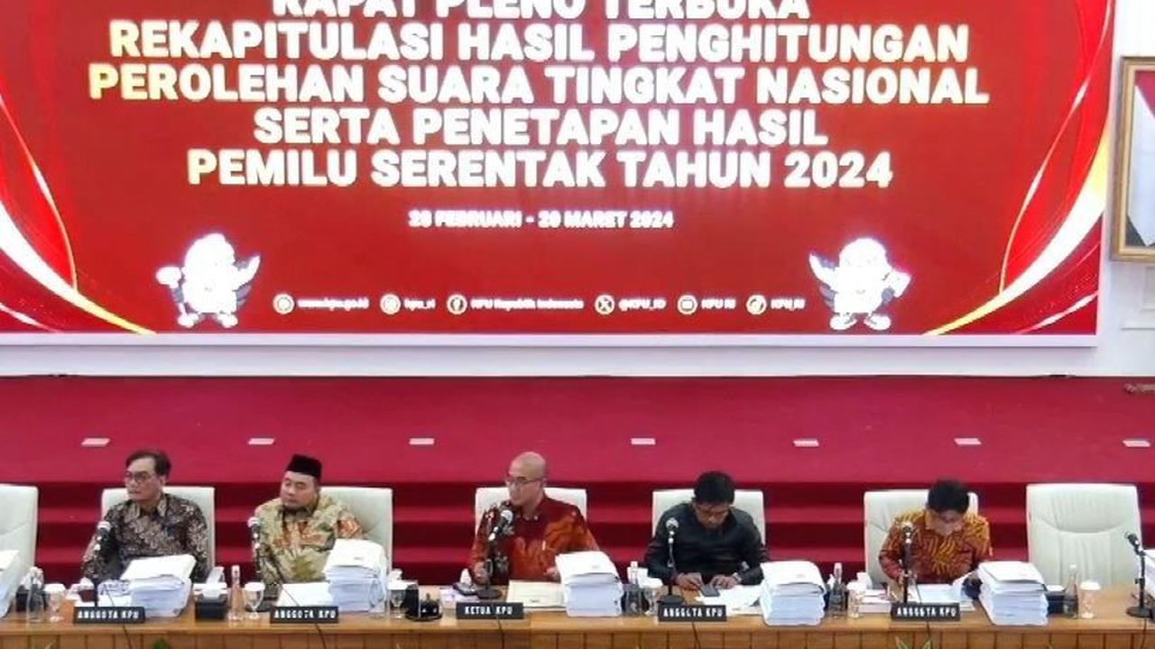 Setelah mendengarkan pemaparan KPU Sulawesi Barat, Hasyim melakukan pengesahan. <br>