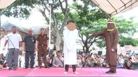 Pasangan gay dihukum cambuk setelah menjalani dua kali sidang di Mahkamah Syariah Kota Banda Aceh. (Liputan6.com/Windy Phagta)