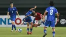 <p>Pemain Timnas Indonesia U-19, Zanadin fariz (tengah) dihadang dua pemain Filipina dalam pertandingan babak penyisihan Grup A Piala AFF U-19 yang berlangsung di Stadion Patriot Candrabhaga, Bekasi, Jumat (8/7/2022). (Bola.com/Bagaskara Lazuardi)</p>