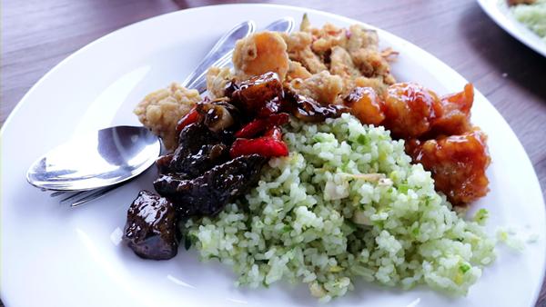 Nasi goreng Penanjakan dan lauk pelengkapnya | Foto: copyright vemale.com/Winda Carmelita