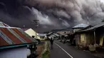  Warga beraktivitas di dekat kawasan Gunung Sinabung yang kembali mengalami erupsi, Karo, Sumatera Utara (1/11). Gunung Sinabung kembali mengalami erupsi. Luncuran awan panas beserta material vulkaniknya mencapai 1.000 meter. (AFP Photo/Satar Ginting)