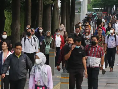 Sejumlah pekerja mengenakan masker melintas saat jam pulang kerja di kawasan Sudirman, Jakarta, Rabu (16/8/2023). (Liputan6.com/Angga Yuniar)