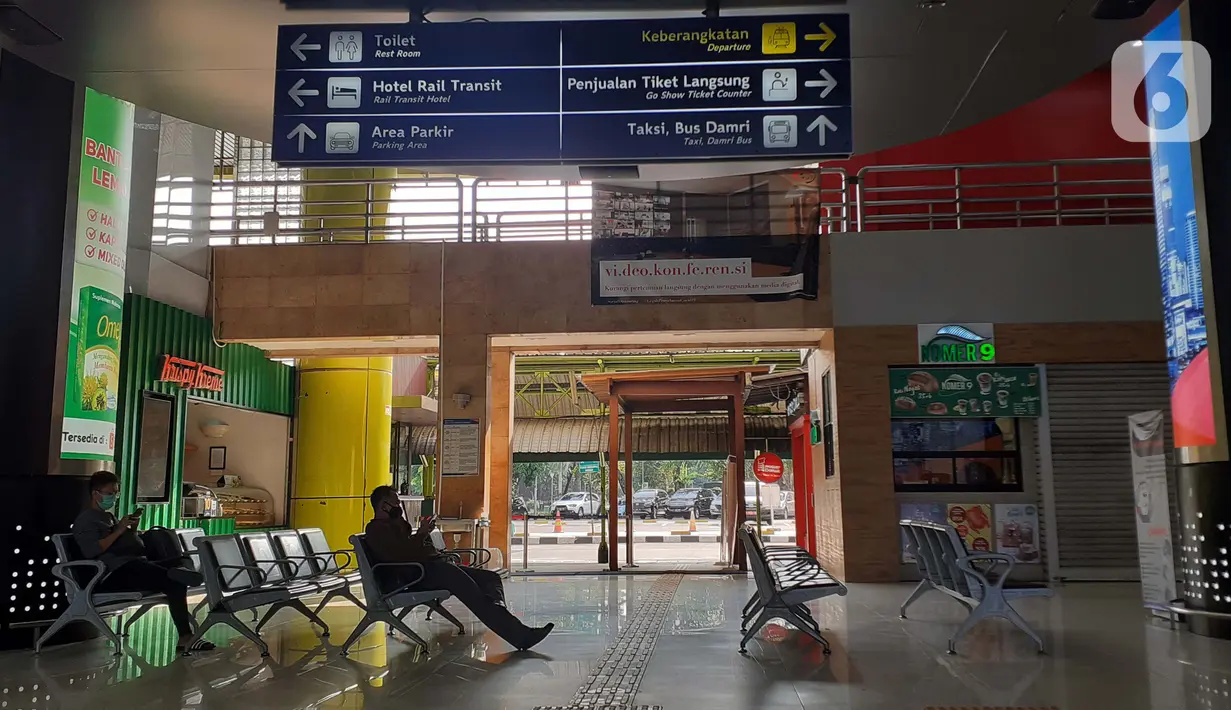 Calon penumpang KA duduk di ruang tunggu keberangkatan Stasiun Gambir, Jakarta, Jumat (27/3/2020). PT Kereta Api Indonesia (Persero) membatalkan sejumlah jadwal perjalanan menyusul meluasnya penyebaran virus corona, pembatalan itu dilakukan mulai 26 Maret 2020. (Liputan6.com/Helmi Fithriansyah)