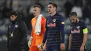 Pemain Salzburg Andreas Ulmer (kanan), Maximilian Woeber (tengah), dan kiper Philipp Koehn meninggalkan lapangan usai kalah dari Wolfsburg pada pertandingan Grup G Liga Champions di Stadion Volkswagen Arena, Wolfsburg, Jerman, 2 November 2021. Wolfsburg menang 2-1. (AP Photo/Michael Sohn)
