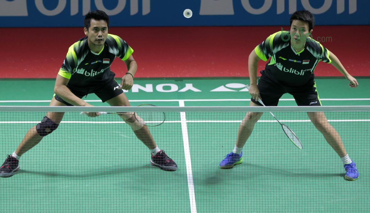 Tontowi Ahmad/Liliyana Natsir fokus menerima kok dari pasangan Malaysia, Tan Kian/Lai Peng pada babak pertama Indonesia Open 2018 di Istora Senayan, Jakarta, (3/6/2018). Tontowi/Liliyana menang 21-11 21-14.  (Bola.com/Nick Hanoatubun)