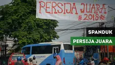 Di beberapa sudut kota Jakarta, terdapat spanduk Persija Juara yang dibuat oleh Jakmania.