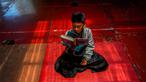Salah satu santri membaca Al Quran saat tadarus massal di Pondok Pesantren Modern Daarut Tarqiyah Primago, Depok , Jawa Barat, Kamis (6/3/2025). (merdeka.com/Arie Basuki)